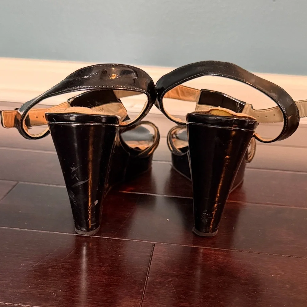 Adrienne Vittadini Cassia Black Patent Wedge Sandals Size 9